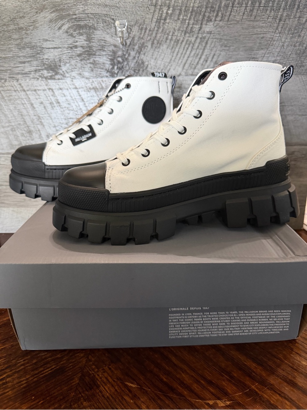 NIB Women Palladium Revolt Hi TX Boots Star White Black Platform Chunky Sz 7.5